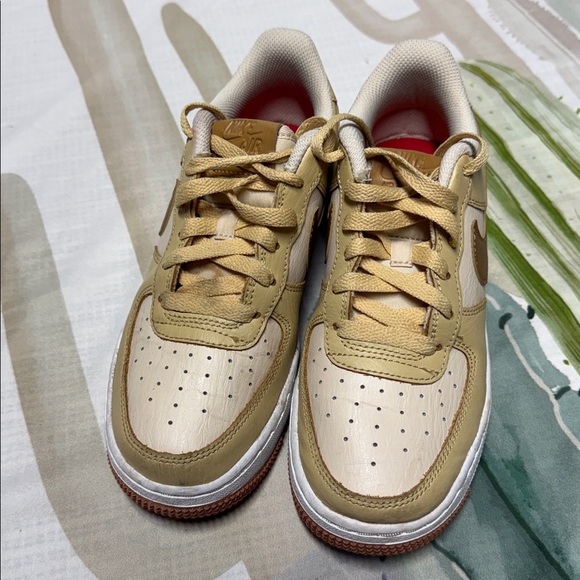 Nike Air Force 1 LV8 (GS or PS) in the "Pearl White/Sesame/White/Ale Brown 4.5Y - Picture 2 of 7
